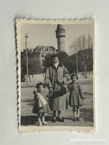 Fotografía antigua: VALENCIA. Minuteros.. Palacio Ripalda (desaparecido) Mamá orgullosa con sus niñas (h.1950?)
